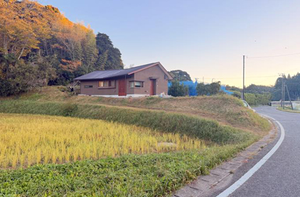 手前に田んぼ、奥には梨園、里山の向こうは海です。001