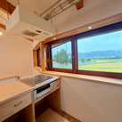 キッチンからは西側に広がった田んぼの風景が一望できます。002