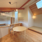 ダイニングから右には小上がり（サイザル麻カーペット）が見えます。003